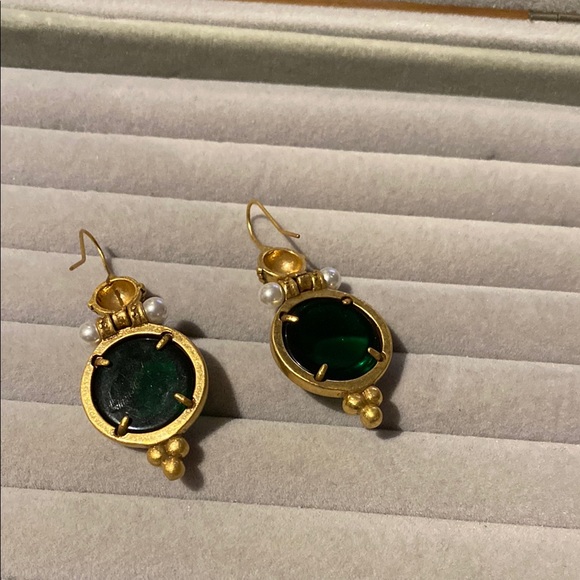 Elegant Gold and Green Earrings - Picture 4 of 5